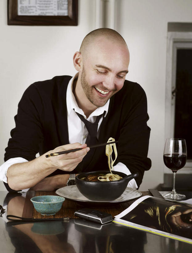 面食,面条,葡萄酒,西方人,胡须,秃头,一个人,商务人士,商务男性,坐,举,笑,打电话,微笑,露齿笑,竖图,室内,白天,正面,衬衫,烹饪,绘画,中餐,阅读,餐桌,筷子,门,桌子,杂志,杯子,餐具,电话,手机,椅子,欧洲,欧洲人,仅一个男性,仅一个人,握,学习,阴影,套装,艺术,装饰,时间,反射,碟子,高脚杯,盘,时钟,手表,影子,木椅,墙,面,料理,食品,红酒杯,酒类,拿,计时,拿着,注视,文化,通讯设备,传统,菜肴,美食,壁画,墙壁,墙面,玻璃制品,酒,食物,饮料,仅一个年轻男性,盘子,酒杯,碟,门框,钟表,低头,观察,看,托,中式,表,读书,浏览,握着,佳肴,餐台,观看,礼节,华丽,修饰,腕表,点缀,察看,夹着,关注,礼仪,商务装,工薪阶层,衬托,美观,雅致,雅观,交流,男人,男性,年轻男性,白种人,光头,胡子,络腮胡,无发,白领,上班族,玻璃杯,进餐用具,钟,沟通,画画,举起,举手,举着,通话,向上举,向上伸,向上托,坐着,半身,彩图,衬衣