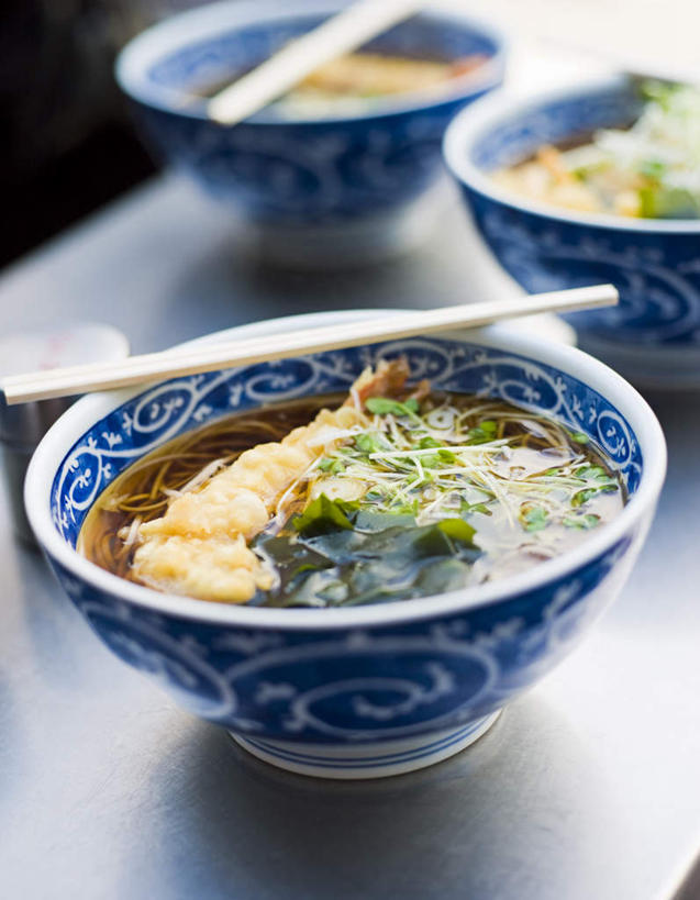 面食,面条,无人,竖图,俯视,室内,特写,白天,烹饪,中餐,餐桌,筷子,桌子,静物,餐具,木制,陶瓷,面,料理,食品,陶瓷制品,两双,文化,传统,菜肴,美食,食物,三个,蓝色,白色,木制品,碗,中式,佳肴,餐台,礼节,礼仪,三碗,进餐用具,彩图,高角度拍摄