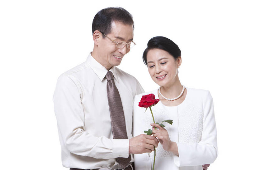 东方人,成年人,中年人,老年人,两个人,家庭,丈夫,妻子,笑,微笑,露齿笑,横图,留白,白色背景,正面,快乐,满意,幸福,骄傲,成功,项链,北京,中国,亚洲,正装,并排,眼镜,浪漫,拿着,注视,花朵,观察,看,搭,财富,摄影,影棚,生活方式,观看,协调,察看,高雅,优美,享乐,贵族,成就,搭着,关爱,关注,摄影棚,华贵,婚姻,东亚,异性恋,老年男性,老年女性,男人,男性,女人,女性,亚洲人,中国人,半身,彩图,影棚拍摄,爱,欢乐,拍摄,伴侣,上层阶级,挨着