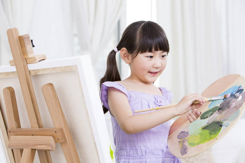 东方人,儿童,一个人,家庭,站,微笑,横图,室内,白天,正面,快乐,幸福,纯洁,智慧,油画,亚洲,仅一个女性,仅一个人,艺术,画板,拿着,休闲装,小孩,画笔,看,仅一个小孩,温暖,温馨,一家人,可爱,童年,童趣,摄影,生长,和睦,创造力,专心,享乐,作画,梦想,想象,童真,渴望,东亚,烂漫,无邪,颜料盘,美术工艺,无忧无虑,天真,女孩,女人,女性,亚洲人,中国人,孩子,休闲活动,半身,彩图,影棚拍摄,融洽,女生,小学生,好奇心