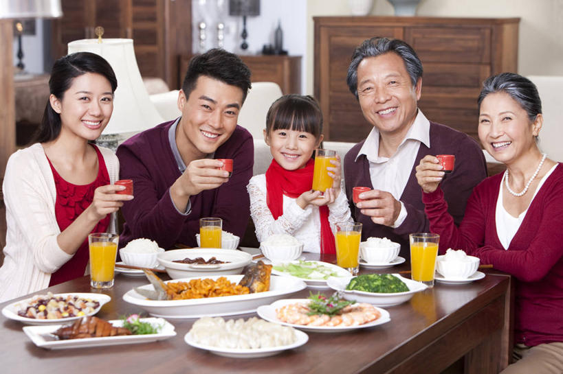 东方人,儿童,成年人,中年人,老年人,家庭,父母,母亲,父亲,女儿,祖父母,祖母,祖父,坐,笑,吃,微笑,露齿笑,横图,室内,正面,毛衣,吃饭,晚餐,午餐,快乐,满意,兴奋,幸福,纯洁,餐桌,餐具,北京,中国,春节,亚洲,五个人,节日,庆祝,并排,饭厅,房屋,美味,食品,酒类,饮品,祝福,拿着,休闲装,传统,饮食,刺激,酒,食物,饮料,小孩,休闲,温暖,温馨,一家人,可爱,乐趣,童年,童趣,财富,摄影,生活方式,和睦,起居室,舒适,住房,享乐,膳食,可口,事件,中国文化,亲情,祝贺,桔子汁,房地产,肖像,童真,东亚,烂漫,无邪,适口,天真,老年男性,老年女性,男人,男性,年轻女性,女孩,女人,女性,中年男性,亚洲人,中国人,孩子,年轻人,全家福,孙女,说话,半身,彩图,欢乐,融洽,传统文化,挨着,传统节日