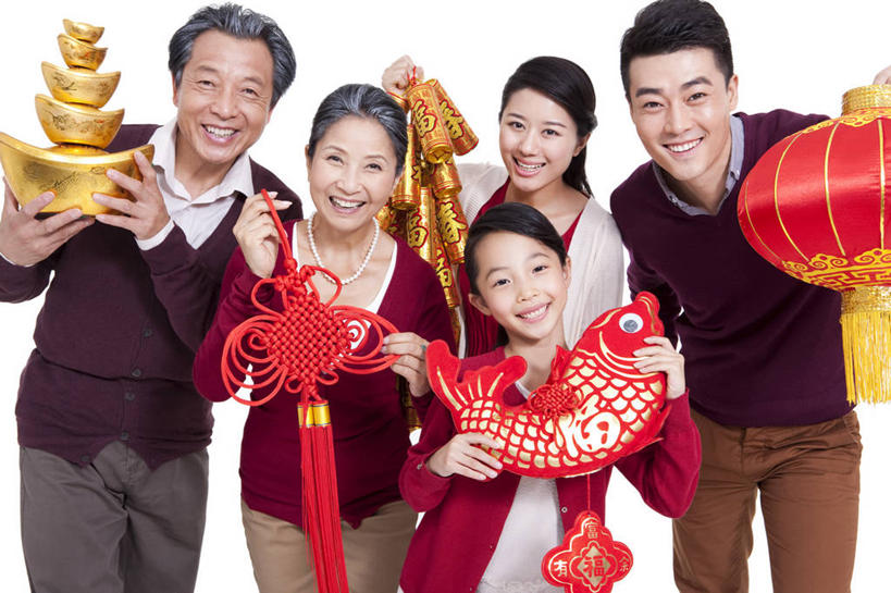 东方人,儿童,成年人,中年人,老年人,家庭,父母,父亲,女儿,祖父母,祖母,祖父,笑,微笑,露齿笑,横图,留白,白色背景,正面,毛衣,快乐,满意,兴奋,幸福,纯洁,运气,鲤鱼,照明,北京,中国,春节,亚洲,五个人,节日,庆祝,装饰,并排,灯笼,纸灯笼,祝福,拿着,休闲装,传统,刺激,小孩,焰火,中国结,灯具,温暖,温馨,一家人,可爱,乐趣,童年,童趣,财富,摄影,影棚,生活方式,照亮,和睦,享乐,照明设备,中国文化,摄影棚,亲情,肖像,童真,东亚,烂漫,无邪,天真,老年男性,老年女性,男人,男性,年轻女性,女孩,女人,女性,中年男性,亚洲人,中国人,孩子,年轻人,全家福,孙女,爆竹,彩图,影棚拍摄,欢乐,拍摄,融洽,元宝,传统文化,挨着,传统节日