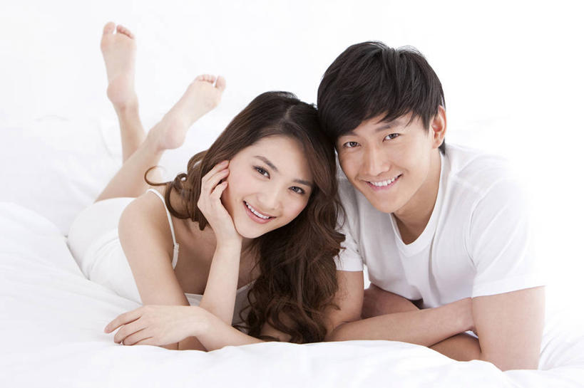 东方人,成年人,两个人,家庭,夫妻,家,微笑,横图,室内,白天,正面,爱情,快乐,满意,幸福,纯洁,技术,床,卧室,北京,日光,中国,亚洲,睡衣,服装,并排,背心,浪漫,T恤,拿着,休闲装,衣服,白色,趴着,温暖,温馨,一家人,恩爱,放松,可爱,乐趣,童年,童趣,恋人,摄影,服饰,生活方式,和睦,优美,享乐,简单,衣着,早晨,穿着,肖像,家居服,童真,东亚,烂漫,无邪,寝衣,衣饰,异性恋,天真,男人,男性,年轻男性,年轻女性,女人,女性,亚洲人,中国人,年轻人,夫妇,情侣,盘着腿坐,彩图,伴侣,融洽