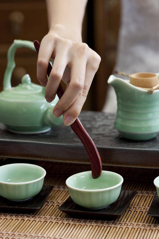 东方人,成年人,手,一个人,竖图,室内,特写,下午茶,茶,桌子,北京,中国,亚洲,仅一个年轻女性,仅一个女性,仅一个人,准备,材料,瓷器,壶,镊子,茶道,食品,陶瓷制品,饮品,古典,杯,茶盘,拿着,传统,饮食,食物,饮料,茶壶,容器,茶馆,花茶,职业,服务,摄影,有机食品,中国茶,高雅,可口,中国文化,古典风格,东亚,滤茶器,东亚文化,适口,年轻女性,女人,女性,亚洲人,中国人,年轻人,茶杯,彩图,传统文化,青瓷