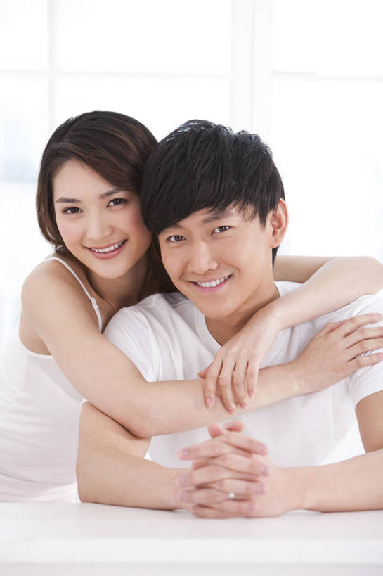 东方人,成年人,两个人,家庭,夫妻,家,坐,笑,微笑,露齿笑,竖图,室内,白天,正面,爱情,快乐,满意,幸福,纯洁,窗户,桌子,北京,日光,中国,亚洲,内衣,背心,浪漫,T恤,温暖,温馨,一家人,恩爱,可爱,乐趣,美女,童年,童趣,搭,恋人,摄影,生活方式,和睦,享乐,简单,早晨,搭着,肖像,童真,东亚,烂漫,无邪,异性恋,天真,男人,男性,年轻男性,年轻女性,女人,女性,亚洲人,中国人,年轻人,夫妇,情侣,拥抱,半身,彩图,爱,伴侣,融洽