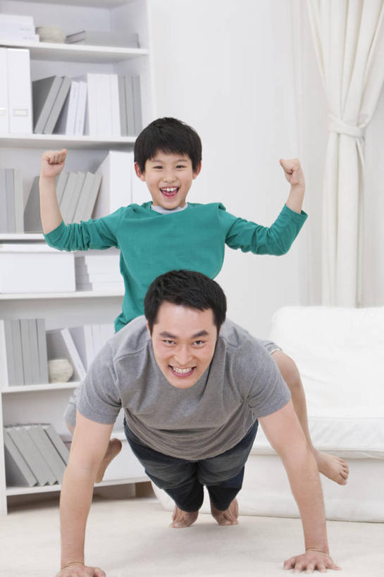 儿童,成年人,中年人,两个人,家庭,父母,父亲,儿子,家,笑,俯卧撑,微笑,露齿笑,竖图,室内,正面,快乐,兴奋,幸福,纯洁,沙发,书架,北京,中国,亚洲,休闲装,刺激,小孩,温暖,温馨,父子,一家人,可爱,乐趣,力量,童年,童趣,摄影,生活方式,和睦,起居室,享乐,童真,东亚,东亚人,烂漫,无邪,无忧无虑,天真,男孩,男人,中年男性,亚洲人,中国人,孩子,休闲活动,张开手臂,彩图,爱,欢乐,融洽