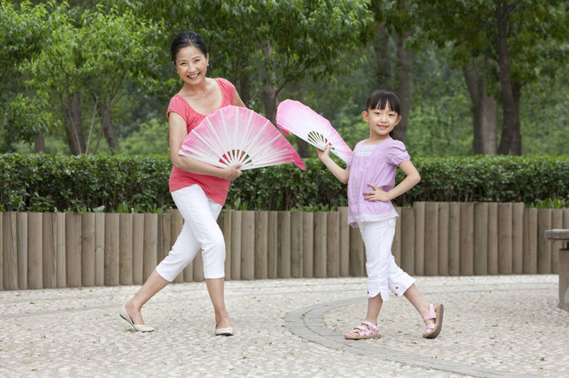 东方人,儿童,成年人,中年人,老年人,两个人,家庭,祖母,公园,微笑,横图,室外,白天,正面,锻炼,旅游,度假,快乐,满意,幸福,纯洁,美景,北京,中国,亚洲,并排,景观,休闲装,娱乐,传统,刺激,树,小孩,绿色,自然,夏天,叉腰,手势,享受,休闲,健康,景色,放松,可爱,乐趣,童年,童趣,凝视,摄影,活动,协助,支撑,退休,享乐,关爱,中国文化,自然风光,亲情,童真,东亚,烂漫,无邪,技能,无忧无虑,天真,老年女性,女孩,女人,女性,亚洲人,中国人,孩子,孙女,彩图,欢乐,舞蹈,打手势,传统文化,精力,人老心不老,扇舞,摆拍,代沟