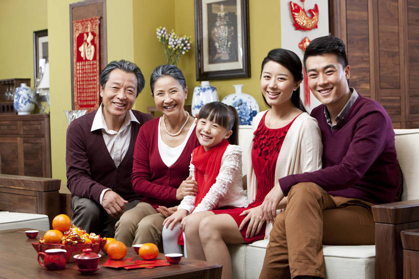 东方人,儿童,成年人,中年人,老年人,家庭,父母,母亲,父亲,女儿,祖父母,祖母,祖父,坐,笑,微笑,露齿笑,横图,室内,正面,毛衣,快乐,兴奋,幸福,纯洁,沙发,北京,中国,春节,亚洲,五个人,节日,庆祝,并排,房屋,祝福,休闲装,传统,刺激,小孩,休闲,温暖,温馨,一家人,可爱,乐趣,童年,童趣,财富,摄影,生活方式,和睦,起居室,舒适,住房,享乐,中国文化,亲情,房地产,肖像,童真,东亚,烂漫,无邪,天真,老年男性,老年女性,男人,男性,年轻女性,女孩,女人,女性,中年男性,亚洲人,中国人,孩子,年轻人,全家福,孙女,彩图,爱,欢乐,融洽,传统文化,挨着