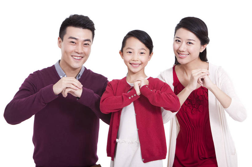 东方人,儿童,成年人,中年人,三个人,家庭,丈夫,妻子,父母,母亲,父亲,女儿,握手,笑,微笑,露齿笑,横图,留白,白色背景,正面,毛衣,快乐,满意,兴奋,幸福,纯洁,北京,中国,春节,亚洲,节日,庆祝,并排,休闲装,传统,刺激,小孩,手势,休闲,温暖,温馨,一家人,可爱,乐趣,童年,童趣,摄影,影棚,生活方式,和睦,享乐,中国文化,摄影棚,亲情,祝贺,问候,肖像,童真,东亚,烂漫,无邪,天真,男人,男性,女孩,女人,女性,中年男性,亚洲人,中国人,孩子,年轻人,全家福,搀手,拉手,手拉手,手握手,半身,彩图,影棚拍摄,欢乐,拍摄,拜年,融洽,打手势,传统文化,挨着,传统节日