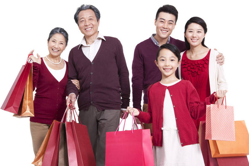 东方人,儿童,成年人,中年人,老年人,家庭,父母,母亲,父亲,女儿,祖父母,祖母,祖父,笑,微笑,露齿笑,横图,留白,白色背景,正面,毛衣,购物,快乐,满意,兴奋,幸福,纯洁,袋子,礼物,北京,中国,春节,亚洲,五个人,节日,庆祝,并排,包装袋,纸袋,购物袋,祝福,拿着,休闲装,传统,刺激,小孩,温暖,温馨,一家人,可爱,乐趣,童年,童趣,搭,摄影,礼品,影棚,生活方式,和睦,享乐,搭着,中国文化,摄影棚,亲情,肖像,礼品袋,童真,东亚,烂漫,无邪,天真,老年男性,老年女性,男人,男性,年轻女性,女孩,女人,女性,中年男性,亚洲人,中国人,孩子,年轻人,全家福,孙女,彩图,影棚拍摄,欢乐,拍摄,拜年,给予,融洽,传统文化,挨着,传统节日