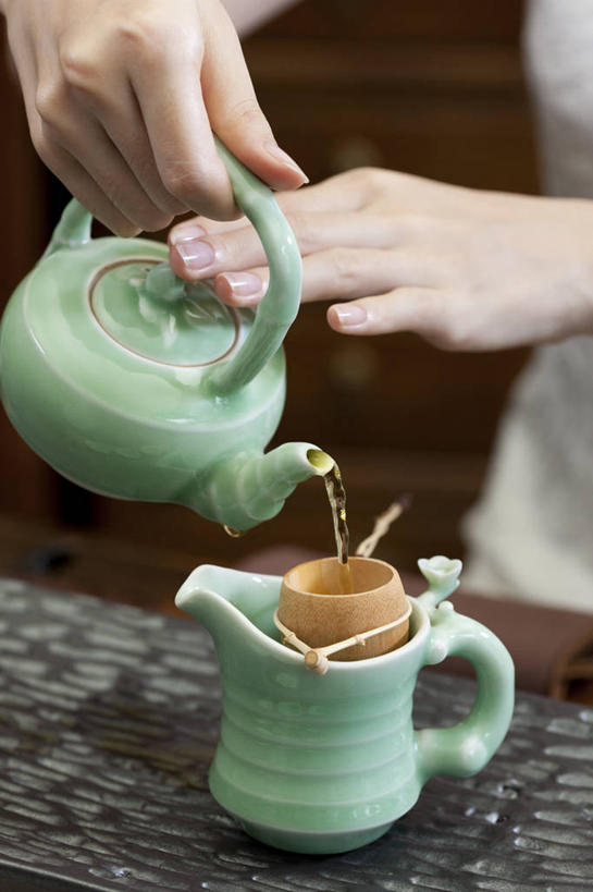 东方人,成年人,手,一个人,竖图,室内,特写,下午茶,茶,桌子,北京,中国,亚洲,仅一个年轻女性,仅一个女性,仅一个人,倒,准备,材料,壶,茶道,食品,陶瓷制品,饮品,古典,茶盘,拿着,传统,饮食,食物,饮料,茶壶,容器,茶馆,花茶,职业,服务,摄影,有机食品,中国茶,高雅,可口,清新,中国文化,古典风格,东亚,热饮,滤茶器,东亚文化,适口,年轻女性,女人,女性,亚洲人,中国人,年轻人,彩图,传统文化,青瓷