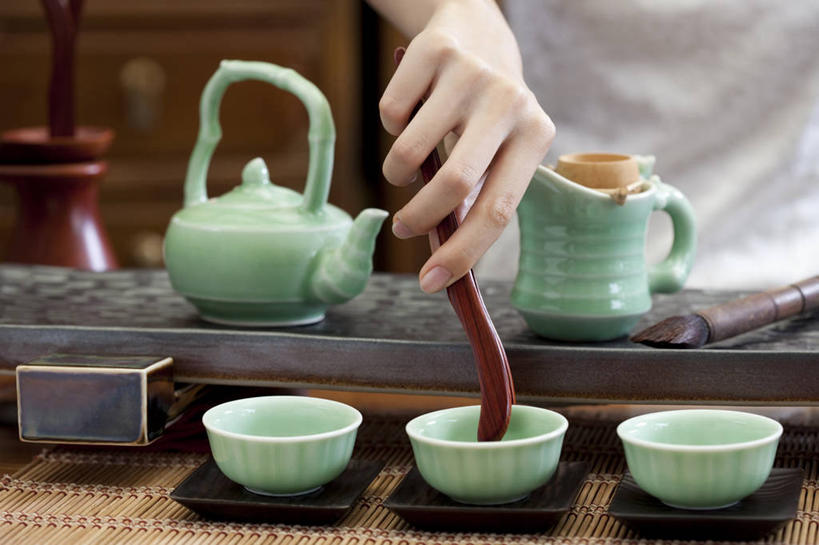 东方人,成年人,手,一个人,横图,室内,特写,下午茶,茶,桌子,北京,中国,亚洲,仅一个年轻女性,仅一个女性,仅一个人,准备,材料,壶,镊子,茶道,食品,陶瓷制品,饮品,古典,杯,茶盘,拿着,传统,饮食,食物,饮料,茶壶,容器,茶馆,花茶,职业,服务,摄影,有机食品,中国茶,高雅,可口,中国文化,古典风格,东亚,滤茶器,东亚文化,适口,年轻女性,女人,女性,亚洲人,中国人,年轻人,茶杯,彩图,传统文化,青瓷