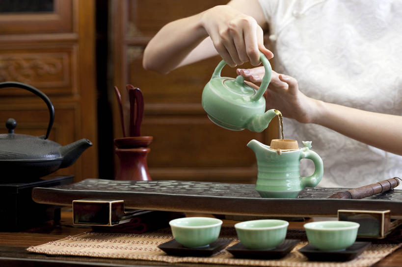 东方人,成年人,手,一个人,横图,室内,特写,下午茶,茶,桌子,北京,中国,亚洲,仅一个年轻女性,仅一个女性,仅一个人,倒,准备,旗袍,材料,瓷器,壶,茶道,食品,陶瓷制品,饮品,古典,杯,茶盘,拿着,传统,饮食,食物,饮料,茶壶,容器,茶馆,花茶,职业,服务,摄影,有机食品,中国茶,高雅,可口,清新,中国文化,古典风格,东亚,热饮,滤茶器,适口,年轻女性,女人,女性,亚洲人,中国人,年轻人,茶杯,彩图,传统服装,传统文化,青瓷,茶匙