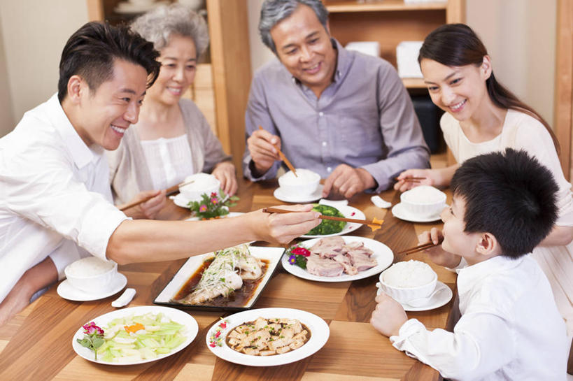 东方人,儿童,成年人,中年人,老年人,家庭,父母,母亲,父亲,儿子,祖父母,祖母,祖父,坐,笑,吃,微笑,露齿笑,横图,室内,白天,吃饭,晚餐,午餐,快乐,满意,幸福,纯洁,餐桌,筷子,餐具,椅子,北京,中国,亚洲,五个人,饭厅,房屋,美味,食品,拿着,休闲装,饮食,小孩,休闲,温暖,温馨,一家人,可爱,乐趣,童年,童趣,摄影,生长,生活方式,和睦,住房,享乐,膳食,关爱,中国文化,亲情,童真,东亚,烂漫,无邪,喂养,天真,老年男性,老年女性,男孩,男人,男性,年轻男性,年轻女性,女人,女性,亚洲人,中国人,孩子,年轻人,孙子,半身,彩图,爱,欢乐,融洽,挨着