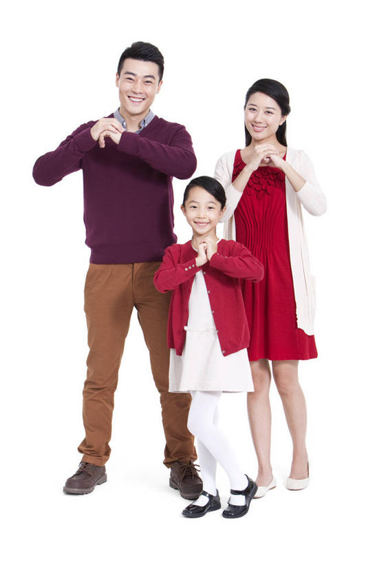 东方人,儿童,成年人,中年人,三个人,家庭,丈夫,妻子,父母,母亲,父亲,女儿,握手,笑,微笑,露齿笑,竖图,留白,白色背景,正面,毛衣,快乐,满意,兴奋,幸福,纯洁,北京,中国,春节,亚洲,节日,庆祝,并排,休闲装,传统,刺激,小孩,手势,休闲,温暖,温馨,一家人,可爱,乐趣,童年,童趣,摄影,影棚,生活方式,和睦,享乐,中国文化,摄影棚,亲情,祝贺,问候,肖像,童真,东亚,烂漫,无邪,天真,男人,男性,女孩,女人,女性,中年男性,亚洲人,中国人,孩子,年轻人,全家福,搀手,拉手,手拉手,手握手,彩图,影棚拍摄,欢乐,拍摄,拜年,融洽,打手势,传统文化,挨着,传统节日