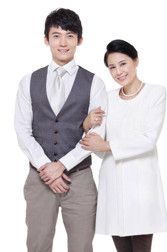 东方人,成年人,中年人,老年人,两个人,家庭,父母,母亲,女儿,儿子,笑,微笑,露齿笑,竖图,留白,白色背景,正面,快乐,满意,幸福,骄傲,成功,北京,中国,亚洲,勾,连接,挽,正装,温暖,温馨,母子,一家人,勾着,摄影,影棚,生活方式,马甲,协调,和睦,高雅,优美,贵族,成就,关爱,摄影棚,亲情,华贵,挽着,东亚,老年女性,男人,男性,年轻男性,女人,女性,亚洲人,中国人,年轻人,彩图,影棚拍摄,爱,欢乐,拍摄,融洽,上层阶级,挨着