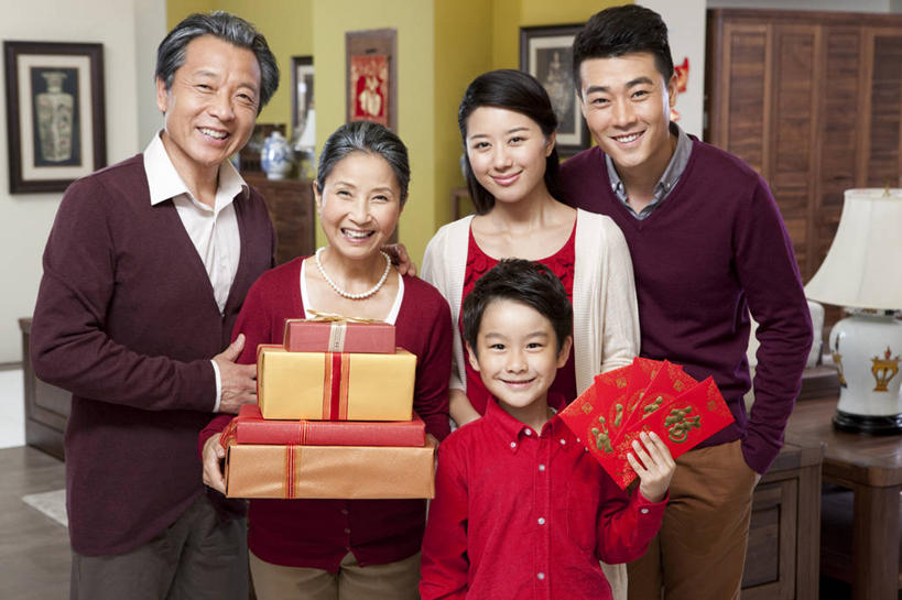 东方人,儿童,成年人,中年人,老年人,家庭,父母,母亲,父亲,儿子,祖父母,祖母,祖父,笑,微笑,露齿笑,横图,室内,正面,毛衣,快乐,满意,兴奋,幸福,纯洁,运气,礼物,北京,中国,春节,亚洲,五个人,节日,并排,包装纸,房屋,祝福,拿着,休闲装,传统,刺激,小孩,休闲,温暖,温馨,一家人,可爱,乐趣,童年,童趣,搭,财富,摄影,红包,生活方式,和睦,起居室,舒适,住房,享乐,搭着,中国文化,亲情,房地产,肖像,出示,手插袋,童真,东亚,烂漫,无邪,天真,老年男性,老年女性,男孩,男人,男性,年轻女性,女人,女性,中年男性,亚洲人,中国人,孩子,年轻人,全家福,孙子,插兜,手插兜,彩图,欢乐,拜年,给予,融洽,手抄兜,传统文化,挨着,传统节日