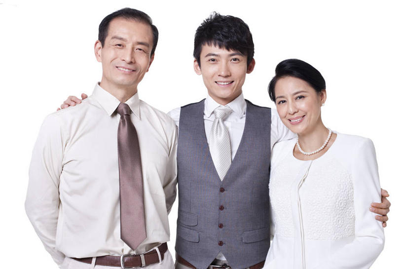 东方人,成年人,中年人,老年人,三个人,家庭,父母,母亲,父亲,女儿,儿子,笑,微笑,露齿笑,横图,留白,白色背景,正面,快乐,满意,幸福,骄傲,成功,北京,中国,亚洲,连接,正装,并排,温暖,温馨,一家人,搭,摄影,影棚,生活方式,协调,和睦,高雅,优美,成就,搭着,关爱,摄影棚,亲情,华贵,东亚,集体照,老年男性,老年女性,男人,男性,年轻男性,女人,女性,亚洲人,中国人,年轻人,全家福,半身,彩图,影棚拍摄,爱,欢乐,拍摄,融洽,挨着