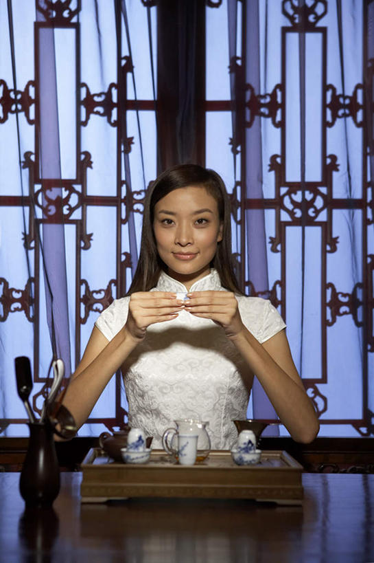 东方人,成年人,一个人,服务员,坐,竖图,室内,正面,满意,美景,窗户,窗帘,家具,桌子,中国,亚洲,仅一个年轻女性,仅一个女性,仅一个人,喝,装饰,木制,灯笼,雕刻,景观,茶道,茶叶,古典,拿着,传统,饮食,自然,茶壶,装饰物,工艺品,茶馆,百叶帘,景色,放松,服务,生活方式,红木,宁静,复杂,高雅,享乐,中国文化,自然风光,华贵,和平,古典风格,东亚,厨房器具,热饮,东亚文化,北京市,颜料盘,技能,年轻女性,女人,女性,亚洲人,中国人,年轻人,长发,服务生,侍者,茶杯,休闲活动,半身,彩图,传统服装,餐馆,传统文化