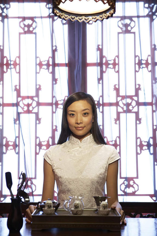 东方人,成年人,一个人,服务员,坐,微笑,竖图,室内,正面,美景,窗户,窗帘,家具,桌子,中国,亚洲,仅一个年轻女性,仅一个女性,仅一个人,喝,装饰,木制,灯笼,雕刻,景观,茶道,茶叶,古典,传统,饮食,自然,茶壶,装饰物,工艺品,茶馆,百叶帘,景色,放松,服务,生活方式,红木,宁静,复杂,高雅,中国文化,自然风光,华贵,和平,古典风格,东亚,厨房器具,热饮,东亚文化,北京市,颜料盘,年轻女性,女人,女性,亚洲人,中国人,年轻人,长发,服务生,侍者,茶杯,半身,彩图,传统服装,餐馆,传统文化