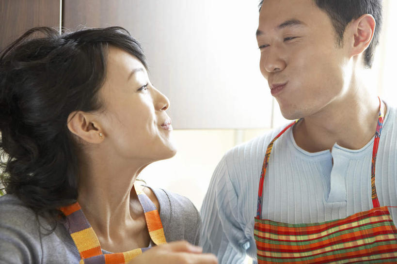 东方人,成年人,脸,头,脸颊,两个人,家庭,夫妻,丈夫,妻子,坐,吃,微笑,横图,室内,白天,正面,爱情,快乐,幸福,厨房,西红柿,北京,亚洲,瓷器,围裙,房屋,公寓,食品,浪漫,休闲装,饮食,肩膀,看,休闲,温暖,温馨,一家人,面对面,恩爱,放松,恋人,摄影,生活方式,和睦,婚姻,东亚,健康食物,快活,欢愉,康乐,异性恋,男人,年轻男性,年轻女性,女人,女性,亚洲人,中国人,年轻人,头部,脸部,脸蛋,面部,夫妇,情侣,烹调,彩图,爱,高兴,伴侣,融洽,尝