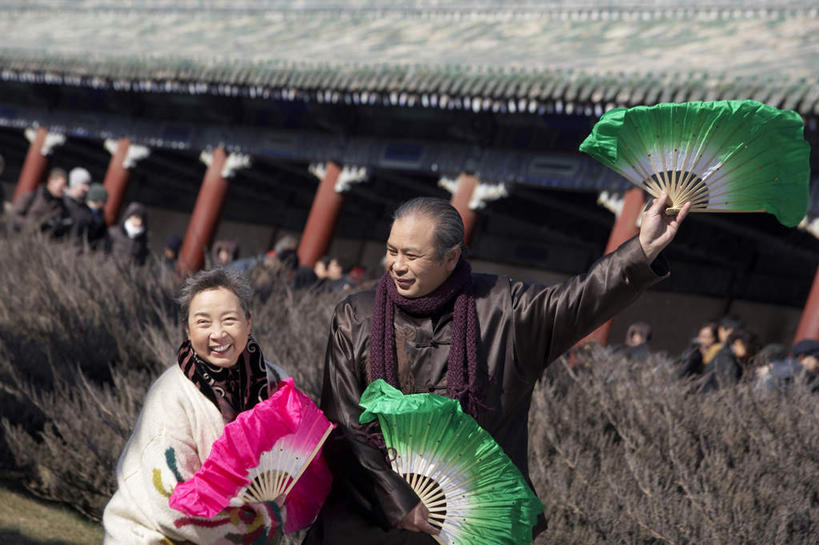 东方人,老年人,两个人,家庭,夫妻,丈夫,妻子,公园,站,举,笑,微笑,横图,室外,白天,正面,爱情,快乐,幸福,太阳,北京,日光,亚洲,表演,瓷器,折扇,浪漫,拿着,休闲装,粉色,绿色,托,休闲,健康,温暖,温馨,一家人,恩爱,放松,恋人,摄影,生活方式,和睦,退休,创造力,享乐,愉悦,中国文化,东亚,快活,欢愉,康乐,异性恋,无忧无虑,老年男性,老年女性,男人,男性,女人,女性,亚洲人,中国人,夫妇,情侣,休闲活动,举起,举手,举着,向上举,向上伸,向上托,半身,彩图,高兴,伴侣,融洽,传统文化,人老心不老,扇舞