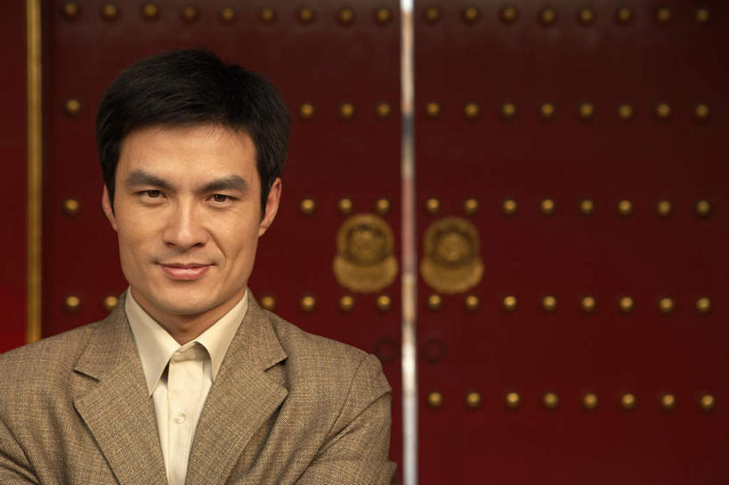 一个人,商务人士,商务男性,故宫,站,微笑,横图,室外,留白,正面,仰视,衬衫,商务,快乐,门,北京,中国,亚洲,套装,红色,自然,表,放松,摄影,中国文化,肖像,商务装,工薪阶层,年轻男性,中国人,年轻人,白领,上班族,彩图,低角度拍摄,衬衣