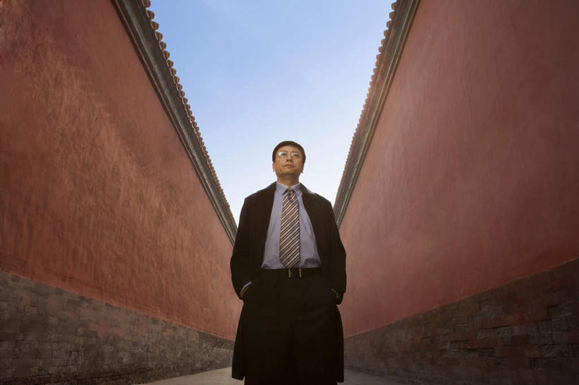 中年人,一个人,商务人士,商务男性,故宫,站,横图,室外,正面,仰视,衬衫,商务,路,北京,中国,亚洲,套装,裤子,眼镜,过道,领带,城墙,红色,自然,思考,摄影,环境,中国文化,商务装,工薪阶层,万里无云,中年男性,中国人,白领,上班族,仰头,彩图,低角度拍摄,衬衣