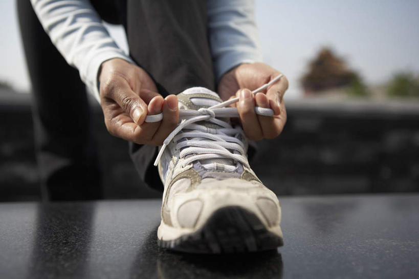 东方人,成年人,一个人,站,横图,室外,白天,正面,仰视,运动鞋,锻炼,快乐,比赛,运动,竞争,日光,中国,亚洲,准备,训练,休闲装,娱乐,夏天,休闲,放松,力量,部分,扣,体育运动,田径运动,足,东亚,万里无云,北京市,技能,体育,亚洲人,中国人,年轻人,彩图,低角度拍摄,健身