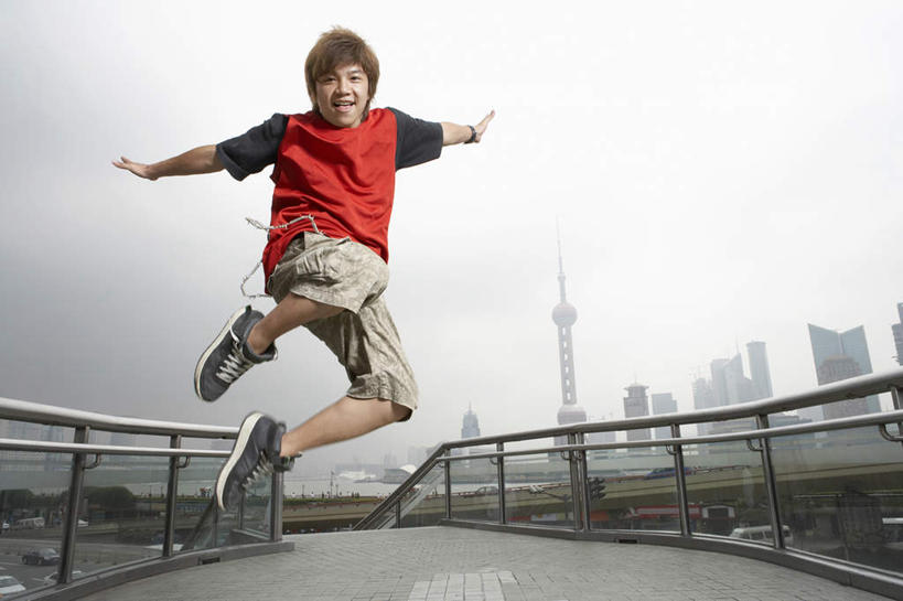东方人,成年人,一个人,学生,跳,举,笑,微笑,露齿笑,横图,室外,白天,留白,正面,运动鞋,时尚,快乐,兴奋,自由,信心,建筑业,天际线,楼梯,街道,摩天大楼,上海,亚洲,表演,准备,瓷器,云,古城,人行道,塔,半空,音乐,T恤,大喊,注视,休闲装,飞,刺激,外滩,夏天,观察,看,手势,托,休闲,放松,活力,力量,生长,生活方式,观看,察看,酷,嘻哈,享乐,风格,都市风光,关注,清新,东亚,技能,无忧无虑,男人,男性,年轻男性,亚洲人,中国人,年轻人,大学生,休闲活动,舞者,举起,举手,举着,向上举,向上伸,向上托,张开手臂,彩图,欢乐,舞蹈,大学,东方明珠塔,打手势