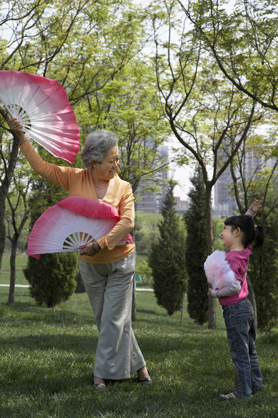 东方人,儿童,成年人,老年人,两个人,家庭,女儿,儿子,祖母,站,微笑,竖图,室外,白天,留白,侧面,旅游,度假,通讯,纯洁,建筑业,美景,日光,亚洲,表演,连接,瓷器,折扇,景观,教育,T恤,拿着,牛仔裤,休闲装,娱乐,传统,刺激,草,树,小孩,停车,粉色,绿色,自然,社区,春天,教,看,试穿,手势,享受,休闲,景色,放松,活力,季节,可爱,平衡,童年,童趣,凝视,生长,怀旧,支撑,退休,专心,知识,享乐,练习,愉悦,关爱,中国文化,自然风光,亲情,出示,户外活动,童真,东亚,烂漫,无邪,发展,北京市,技能,无忧无虑,天真,老年女性,女孩,女人,女性,亚洲人,中国人,孩子,孙女,休闲活动,舞者,彩图,欢乐,舞蹈,打手势,传统文化,人老心不老,扇舞,挨着,好奇心,空头支票