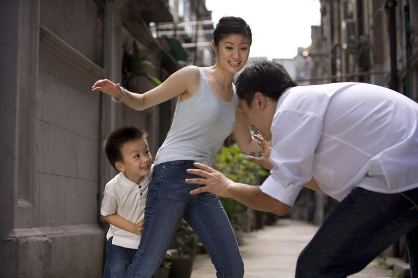 东方人,儿童,成年人,三个人,家庭,夫妻,丈夫,妻子,父母,母亲,父亲,儿子,站,微笑,横图,室外,白天,侧面,爱情,快乐,满意,幸福,纯洁,街道,路,上海,连接,弯腰,曲折,弯曲,浪漫,小孩,温暖,温馨,一家人,恩爱,可爱,乐趣,童年,童趣,恋人,摄影,蜿蜒,生活方式,和睦,隐藏,享乐,防守,童真,婚姻,烂漫,无邪,恶作剧,异性恋,天真,信任,男孩,男人,男性,女人,女性,中国人,孩子,年轻人,夫妇,情侣,张开手臂,彩图,欢乐,伴侣,融洽,精力,巷