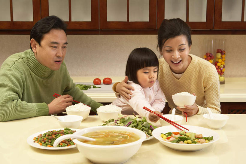 东方人,儿童,中年人,三个人,家庭,母亲,父亲,女儿,坐,吃,微笑,横图,室内,晚餐,纯洁,厨房,筷子,桌子,蔬菜,中国,亚洲,灶台,炒菜,汤,沙拉,食品,拿着,稻,饮食,小孩,盘子,温暖,温馨,一家人,可爱,童年,童趣,伸手,和睦,童真,东亚,烂漫,无邪,北京市,天真,女孩,中年男性,中年女性,亚洲人,中国人,孩子,全家福,半身,彩图,融洽