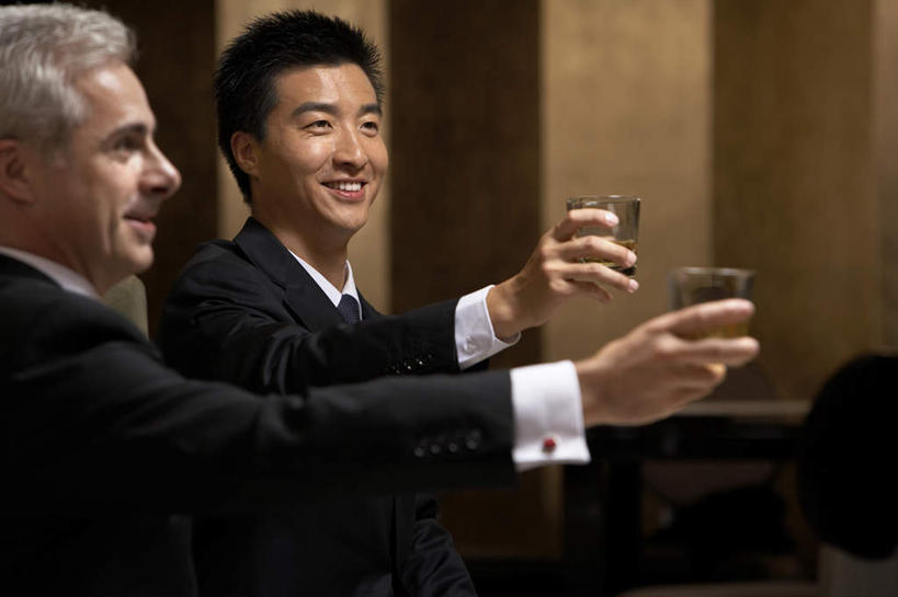 东方人,成年人,中年人,老年人,脸,头,脸颊,两个人,商务人士,商务男性,微笑,横图,室内,侧面,衬衫,商务,讨论,快乐,满意,友谊,幸福,成功,合作,团队,信心,喝,烤,套装,庆祝,会议,球门,眼镜,液体,食品,酒类,娱乐,饮食,会所,肩膀,酒,饮料,衣服,休闲,俱乐部,摄影,生活方式,享乐,成就,华贵,商务装,合伙,工薪阶层,完成,男人,男性,中国人,年轻人,头部,脸部,脸蛋,面部,白领,上班族,玻璃杯,外衣,休闲活动,张开手臂,彩图,衬衣,欢乐,联合镇,白色人种,社交