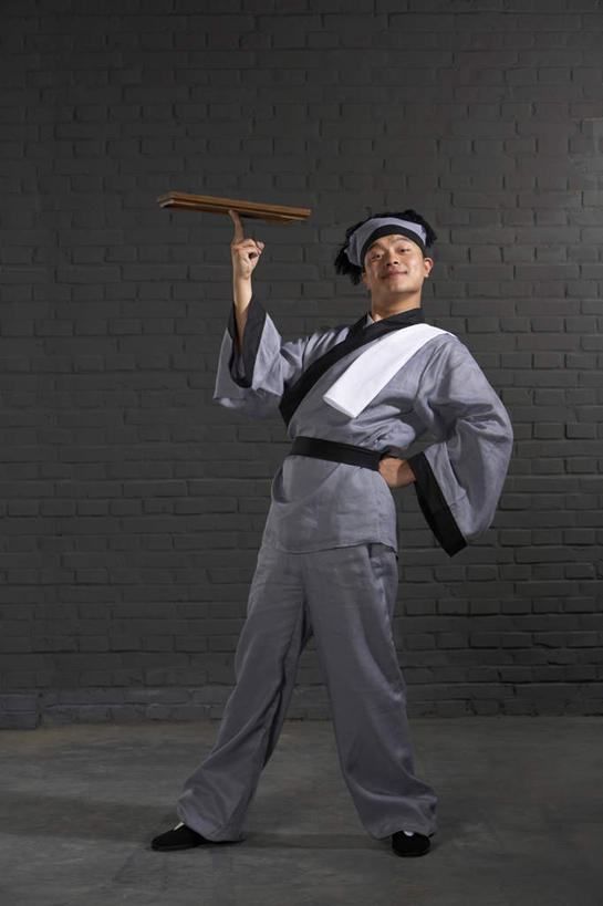 一个人,服务员,笑,微笑,露齿笑,横图,制服,幸福,仅一个男性,仅一个人,表演,准备,餐盘,手叉腰,仅一个年轻男性,灰色,盘子,叉腰,职业,服务,摄影,幽默,双手叉腰,关爱,中国文化,努力,问候,机敏,男人,男性,年轻男性,中国人,年轻人,服务生,侍者,彩图,影棚拍摄,传统服装,传统文化,精力,西汉王朝