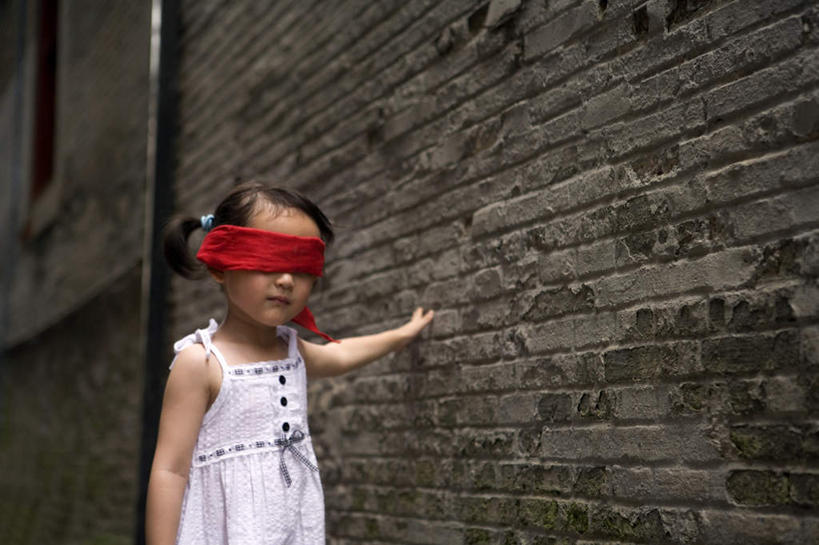东方人,儿童,一个人,横图,室外,白天,留白,游戏,纯洁,建筑,街道,路,上海,覆盖,墙,娱乐,小孩,眼罩,可爱,童年,童趣,遮,遮掩,摄影,生活方式,掩盖,遮挡,愉悦,努力,挑战,童真,烂漫,无邪,遮盖,搜寻,掩饰,毛毡制品,天真,信任,女孩,女性,中国人,孩子,休闲活动,步行,触摸,半身,彩图,精力,巷,好奇心