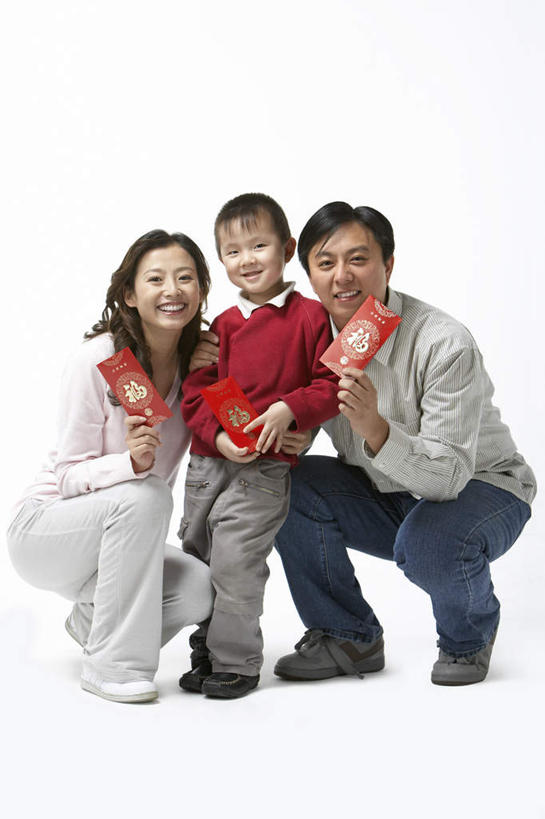 东方人,儿童,成年人,中年人,三个人,家庭,丈夫,妻子,母亲,父亲,儿子,站,竖图,白色背景,快乐,幸福,赚钱,礼物,中国,春节,亚洲,庆祝,装饰,祝福,传统,温暖,温馨,一家人,童年,财富,摄影,红包,影棚,和睦,享乐,关爱,中国文化,摄影棚,祝贺,肖像,东亚,元旦,异性恋,男孩,亚洲人,中国人,全家福,影棚拍摄,拍摄,融洽,传统文化,传统节日