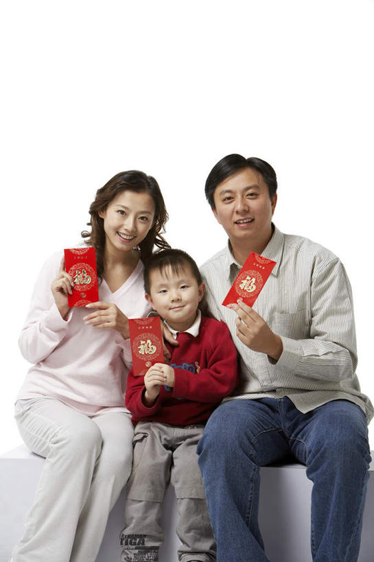 东方人,儿童,成年人,中年人,三个人,家庭,丈夫,妻子,母亲,父亲,儿子,站,竖图,白色背景,快乐,幸福,赚钱,礼物,中国,春节,亚洲,庆祝,装饰,祝福,传统,温暖,温馨,一家人,童年,财富,摄影,红包,影棚,和睦,享乐,关爱,中国文化,摄影棚,祝贺,肖像,东亚,元旦,异性恋,男孩,亚洲人,中国人,全家福,影棚拍摄,拍摄,融洽,传统文化,传统节日