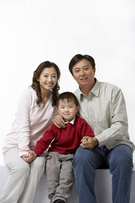 东方人,儿童,成年人,中年人,三个人,家庭,丈夫,妻子,母亲,父亲,儿子,坐,竖图,白色背景,快乐,幸福,成功,中国,亚洲,连接,并排,休闲,温暖,温馨,一家人,童年,摄影,影棚,和睦,享乐,关爱,摄影棚,肖像,东亚,异性恋,男孩,亚洲人,中国人,全家福,休闲活动,影棚拍摄,爱,拍摄,融洽