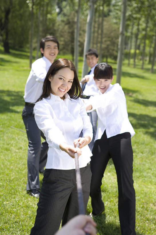 东方人,成年人,四个人,同事,商务人士,商务男性,商务女性,公园,站,拉,笑,微笑,露齿笑,室外,白天,正面,衬衫,商务,快乐,成功,合作,团队,集体,信心,竞争,拔河,北京,中国,亚洲,套装,冲突,拿着,队伍,草,绿色,绳子,职业,放松,乐趣,支撑,环境,领导,享乐,经理,成就,决心,商务装,合伙,领袖,工薪阶层,渴望,东亚,贡献,信任,男人,男性,年轻男性,年轻女性,女人,女性,亚洲人,中国人,年轻人,白领,上班族,彩图,衬衣,办公室职员,动机,林区