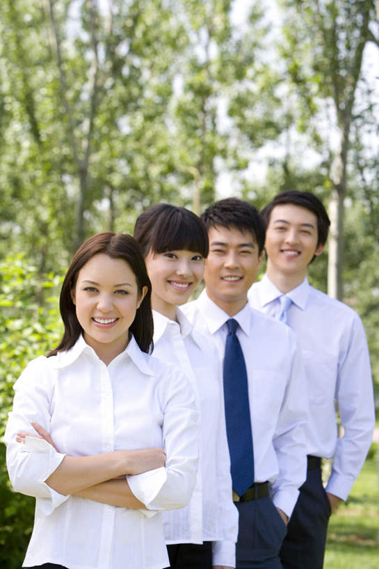 东方人,成年人,四个人,同事,商务人士,商务男性,商务女性,公园,站,双手交叉,微笑,室外,白天,留白,正面,衬衫,商务,快乐,满意,成功,合作,团队,集体,信心,北京,中国,亚洲,一排,套装,整齐,并排,联系,队伍,排列,绿色,职业,环境,领导,双手抱胸,经理,成就,队列,商务装,合伙,领袖,工薪阶层,东亚,可靠,责任,贡献,把握,男人,男性,年轻男性,年轻女性,女人,女性,亚洲人,中国人,年轻人,白领,上班族,半身,彩图,衬衣,办公室职员,林区,白色人种,掌控