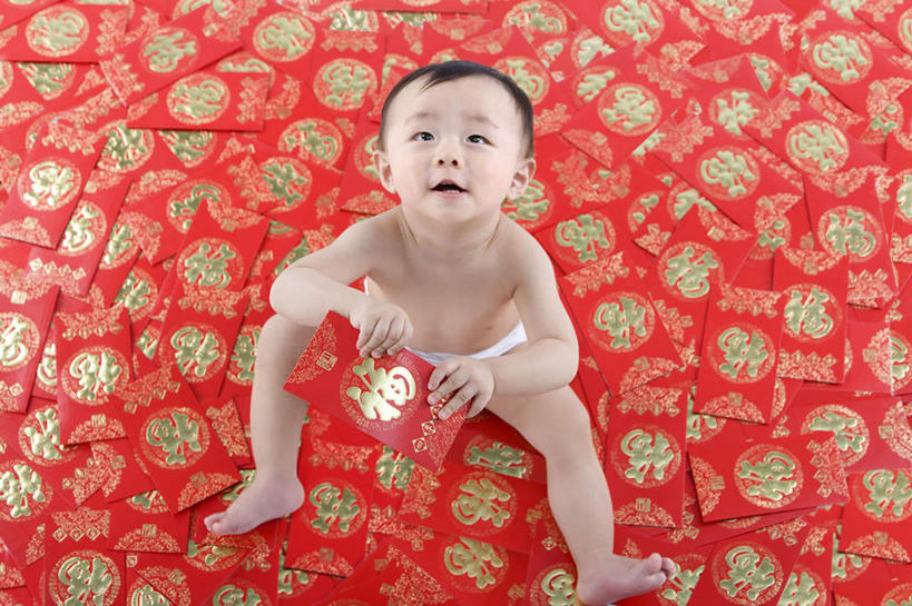 东方人,婴儿,儿童,一个人,家庭,坐,俯视,白色背景,幸福,纯洁,运气,春节,仅一个男性,仅一个人,信封,拿着,尿布,小孩,红色,仅一个小孩,汉字,可爱,童年,童趣,财富,红包,活泼,生长,中国文化,宝宝,童真,渴望,纯真,烂漫,无邪,发展,开端,伶俐,天真,男孩,男人,男性,亚洲人,中国人,孩子,彩图,高角度拍摄,影棚拍摄,男生,传统文化,传统节日