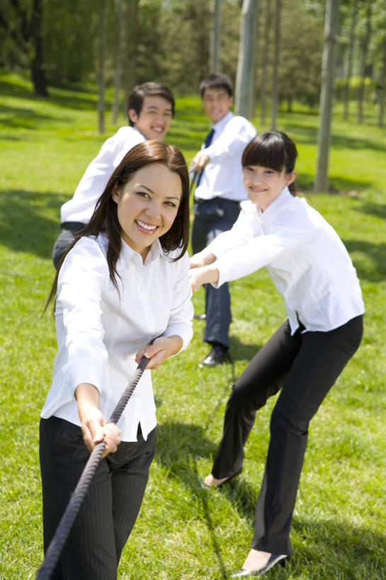 东方人,成年人,四个人,同事,商务人士,商务男性,商务女性,公园,站,拉,笑,微笑,露齿笑,室外,白天,正面,衬衫,商务,快乐,成功,合作,团队,集体,信心,竞争,拔河,北京,中国,亚洲,套装,冲突,拿着,队伍,草,绿色,绳子,职业,放松,乐趣,支撑,环境,领导,享乐,经理,成就,决心,商务装,合伙,领袖,工薪阶层,渴望,东亚,贡献,信任,男人,男性,年轻男性,年轻女性,女人,女性,亚洲人,中国人,年轻人,白领,上班族,彩图,衬衣,办公室职员,动机,林区,白色人种