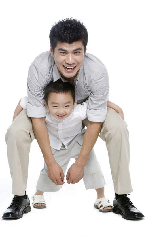 东方人,儿童,成年人,两个人,家庭,父母,父亲,儿子,笑,微笑,露齿笑,白色背景,正面,快乐,幸福,纯洁,北京,中国,亚洲,连接,拿着,休闲装,小孩,休闲,温暖,温馨,父子,一家人,活力,可爱,乐趣,童年,童趣,摄影,影棚,生长,生活方式,和睦,享乐,摄影棚,肖像,童真,东亚,烂漫,无邪,发展,天真,男孩,男人,男性,年轻男性,亚洲人,中国人,孩子,年轻人,休闲活动,拥抱,彩图,影棚拍摄,爱,拍摄,融洽