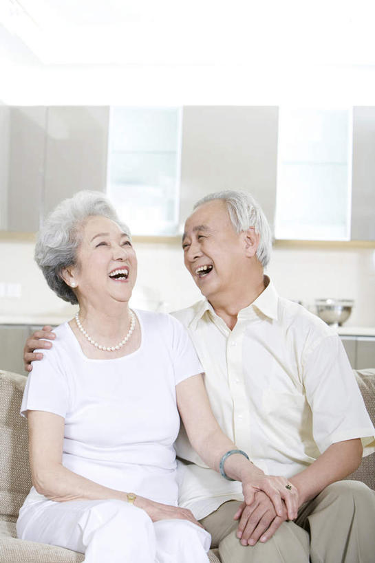 东方人,老年人,两个人,家庭,家,笑,微笑,露齿笑,竖图,室内,白天,正面,快乐,厨房,沙发,珠宝,北京,中国,亚洲,珍珠,白色,张嘴,温暖,温馨,一家人,面对面,摄影,生活方式,和睦,退休,起居室,关爱,肖像,张大嘴巴,东亚,老年女性,男人,男性,女人,女性,亚洲人,中国人,张开嘴,触摸,手牵手,彩图,爱,融洽,人老心不老