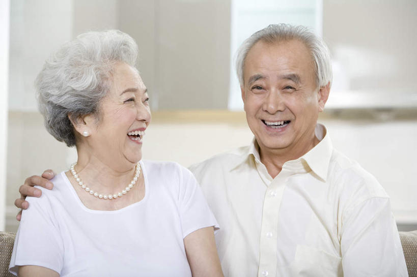 东方人,老年人,两个人,家庭,家,笑,微笑,露齿笑,横图,室内,白天,正面,快乐,厨房,沙发,珠宝,北京,中国,亚洲,珍珠,白色,张嘴,温暖,温馨,一家人,面对面,摄影,生活方式,和睦,退休,起居室,关爱,肖像,张大嘴巴,东亚,老年男性,老年女性,男人,男性,女人,女性,亚洲人,中国人,张开嘴,触摸,手牵手,半身,彩图,爱,融洽,人老心不老