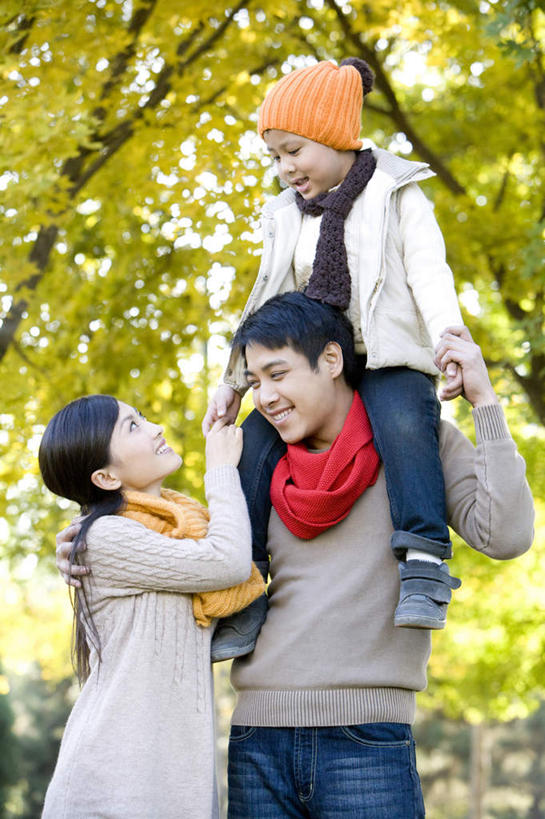 东方人,儿童,三个人,家庭,母亲,父亲,女儿,儿子,笑,微笑,露齿笑,竖图,室外,白天,留白,正面,仰视,毛衣,快乐,纯洁,中国,亚洲,注视,牛仔裤,休闲装,树,小孩,停车,黄色,围巾,社区,观察,看,扛,休闲,温暖,温馨,一家人,橙色,可爱,童年,童趣,观看,和睦,察看,享乐,关注,亲情,童真,东亚,烂漫,无邪,北京市,天真,男孩,男人,男性,年轻男性,年轻女性,女人,女性,亚洲人,中国人,孩子,年轻人,长发,全家福,秋天,半身,彩图,低角度拍摄,融洽,林区