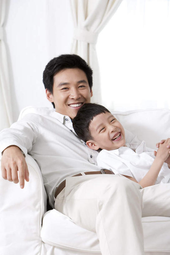 东方人,儿童,两个人,家庭,父母,父亲,儿子,坐,笑,微笑,露齿笑,竖图,室内,白天,正面,衬衫,快乐,满意,友谊,幸福,纯洁,窗帘,家具,沙发,北京,日光,中国,亚洲,连接,休闲装,小孩,白色,靠,靠着,休息,温暖,温馨,父子,一家人,短袖,放松,可爱,童年,童趣,摄影,生活方式,和睦,起居室,享乐,关爱,肖像,童真,东亚,烂漫,无邪,无忧无虑,天真,男孩,男人,男性,亚洲人,中国人,孩子,年轻人,半身,彩图,爱,欢乐,融洽