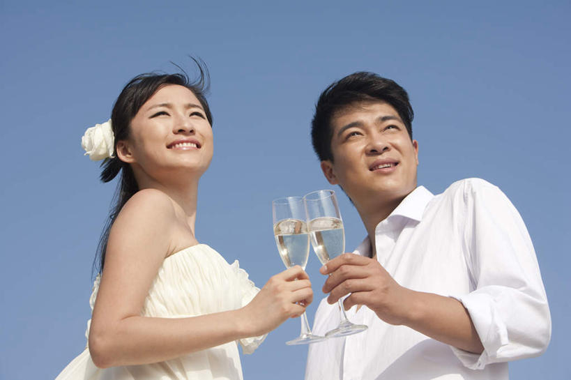 东方人,脸,头,脸颊,两个人,夫妻,丈夫,妻子,新娘,新郎,站,笑,微笑,露齿笑,横图,室外,白天,正面,仰视,婚纱,衬衫,爱情,婚礼,快乐,欣喜若狂,友谊,幸福,旅途,三亚,日光,中国,亚洲,连接,庆祝,酒类,浪漫,联系,拿着,肩膀,酒,饮料,蓝色,白色,香槟,夏天,恩爱,放松,恋人,摄影,生活方式,宁静,高雅,热带气候,享乐,运送,肖像,蜜月,香槟杯,东亚,海南岛,万里无云,异性恋,开端,无忧无虑,男人,男性,年轻女性,女人,女性,亚洲人,中国人,年轻人,头部,脸部,脸蛋,面部,夫妇,情侣,海滩,彩图,低角度拍摄,爱,欢乐,伴侣,订婚