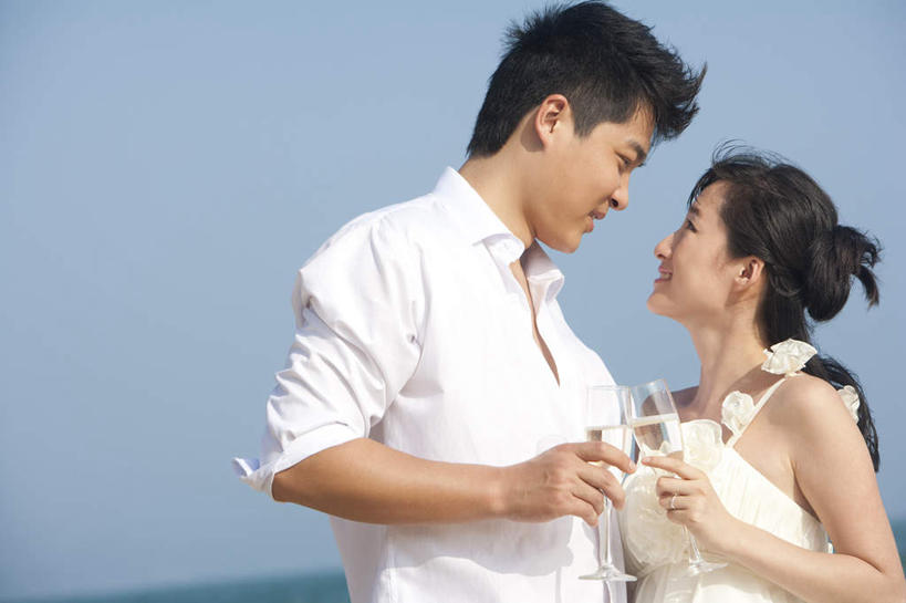 东方人,脸,头,脸颊,两个人,夫妻,丈夫,妻子,新娘,新郎,站,笑,微笑,露齿笑,横图,室外,白天,留白,正面,婚纱,衬衫,爱情,婚礼,快乐,友谊,幸福,旅途,三亚,日光,中国,亚洲,连接,庆祝,盛开,水平线,酒类,浪漫,联系,花蕾,拿着,肩膀,酒,花,花瓣,花朵,鲜花,饮料,一朵,蓝色,白色,香槟,夏天,花苞,花蕊,面对面,恩爱,放松,搭,恋人,摄影,生活方式,宁静,高雅,热带气候,享乐,搭着,运送,肖像,蜜月,香槟杯,东亚,海南岛,万里无云,异性恋,开端,无忧无虑,男人,男性,年轻女性,女人,女性,亚洲人,中国人,年轻人,头部,脸部,脸蛋,面部,夫妇,情侣,海滩,彩图,爱,欢乐,伴侣,订婚